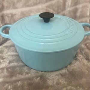 Le Creuset Signature Dutch Oven 22 in sky blue